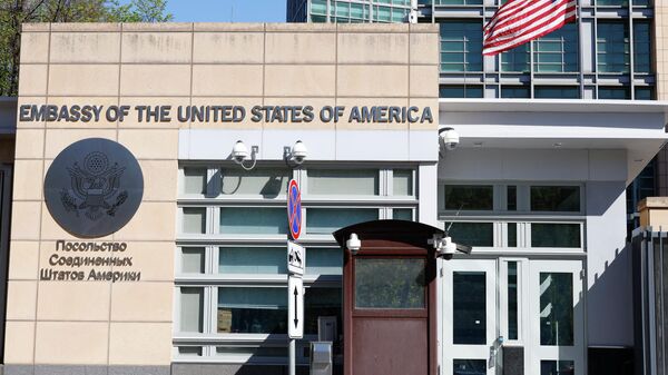 A Embaixada dos EUA e a bandeira norte-americana são vistas em Moscou, na Rússia, em 11 de maio de 2021. - Sputnik Brasil