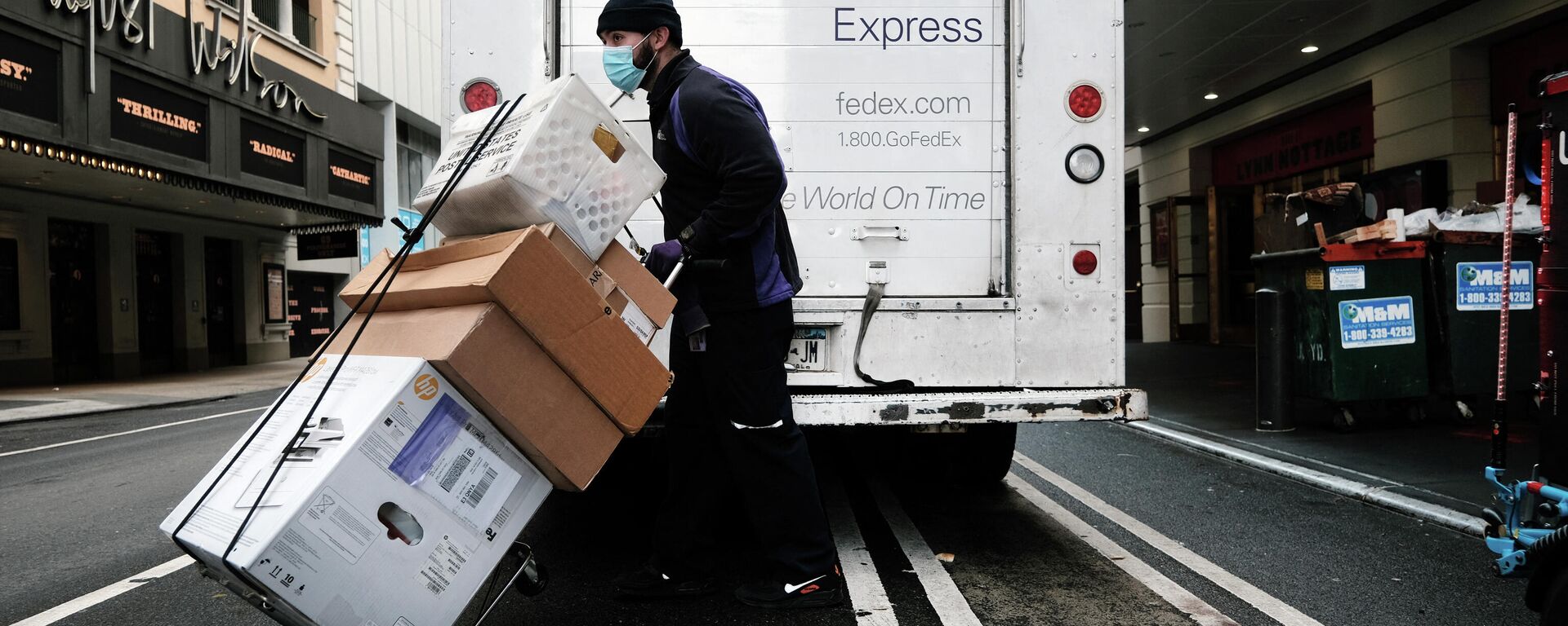 Um caminhão FedEx faz entregas na cidade de Nova York, EUA, 06 de dezembro de 2021 - Sputnik Brasil, 1920, 21.02.2022