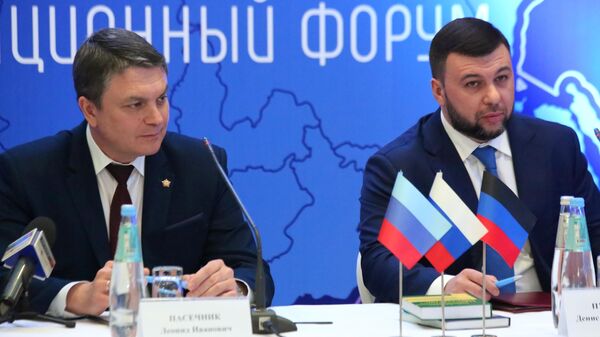 Líder da RPD Leonid Pasechnik (à esquerda) e líder da RPL Denis Pushilin durante o fórum de integração Donbass Russo em Donetsk - Sputnik Brasil