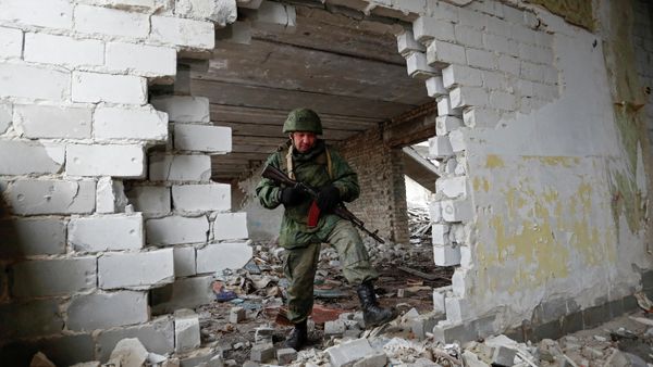 Soldado da autoproclamada República Popular de Lugansk patrulha o prédio danificado de uma escola em 17 de fevereiro de 2022 Soldado da autoproclamada República Popular de Lugansk patrulha o prédio danificado de uma escola em 17 de fevereiro de 2022 - Sputnik Brasil