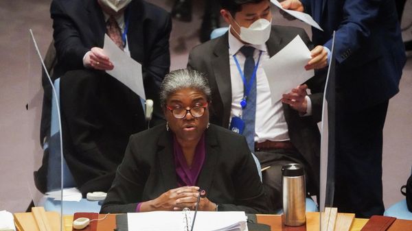 Em Nova York, a representante dos Estados Unidos no Conselho de Segurança da Organização das Nações Unidas (ONU), Linda Thomas-Greenfield, fala durante reunião do órgão em 21 de fevereiro de 2022 Em Nova York, a representante dos Estados Unidos no Conselho de Segurança da Organização das Nações Unidas (ONU), Linda Thomas-Greenfield, fala durante reunião do órgão em 21 de fevereiro de 2022 - Sputnik Brasil