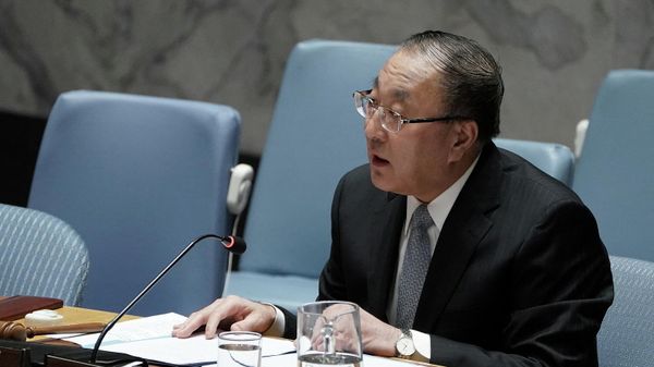 Em Nova York, o representante da China no Conselho de Segurança da Organização das Nações Unidas (ONU), Zhang Jun, discursa durante reunião do órgão em 10 de março de 2020 Em Nova York, o representante da China no Conselho de Segurança da Organização das Nações Unidas (ONU), Zhang Jun, discursa durante reunião do órgão em 10 de março de 2020 - Sputnik Brasil