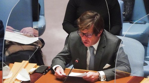 Em Nova York, o representante da França para a Organização das Nações Unidas (ONU), Nicolas de Rivière, discursa durante reunião do Conselho de Segurança da ONU, em 21 de fevereiro de 2022 Em Nova York, o representante da França para a Organização das Nações Unidas (ONU), Nicolas de Rivière, discursa durante reunião do Conselho de Segurança da ONU, em 21 de fevereiro de 2022 - Sputnik Brasil