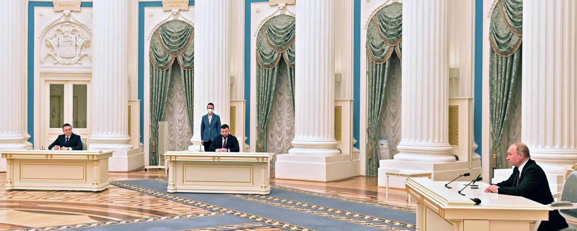 Presidente da Rússia Vladimir Putin durante assinatura do reconhecimento da independência de Donetsk e Lugansk. Da esquerda para a direita, o chefe de Lugansk Leonid Pasechnik, e o chefe de Donetsk Denis Pushilin - Sputnik Brasil, 1920, 22.02.2022