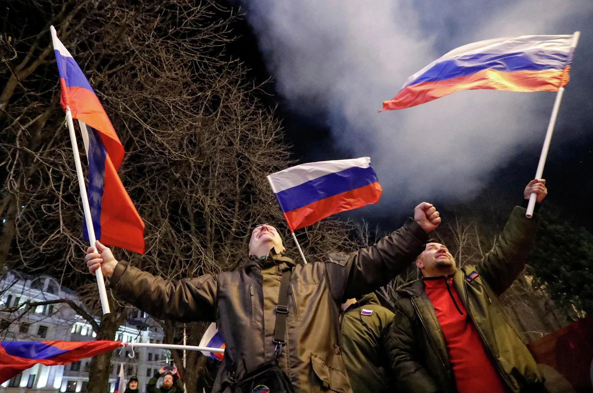Pessoas com bandeiras russas lançam fogos de artifício nas ruas de Donetsk após Rússia ter reconhecido a independência das repúblicas de Donbass, 21 de fevereiro de 2022 Pessoas com bandeiras russas lançam fogos de artifício nas ruas de Donetsk após Rússia ter reconhecido a independência das repúblicas de Donbass, 21 de fevereiro de 2022 - Sputnik Brasil, 1920, 22.02.2022
