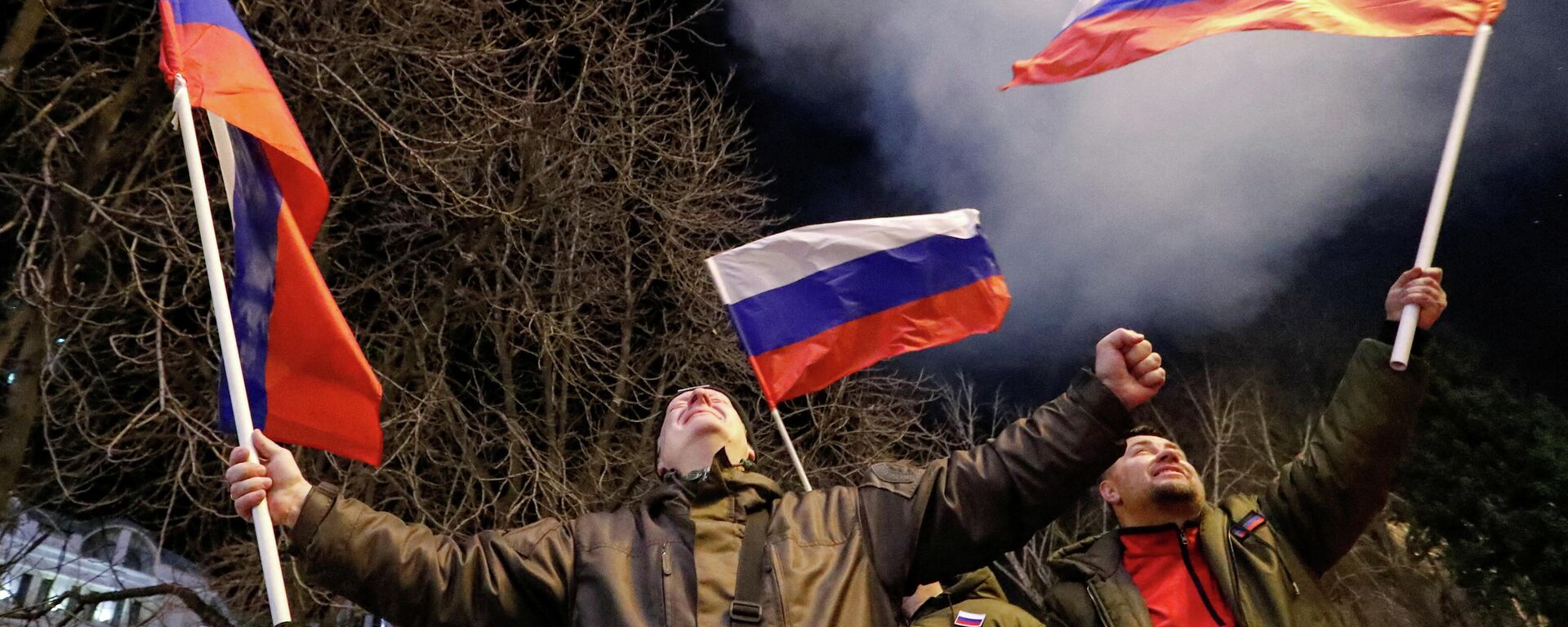 Pessoas com bandeiras russas lançam fogos de artifício nas ruas de Donetsk após Rússia ter reconhecido a independência das repúblicas de Donbass, 21 de fevereiro de 2022 - Sputnik Brasil, 1920, 24.02.2022