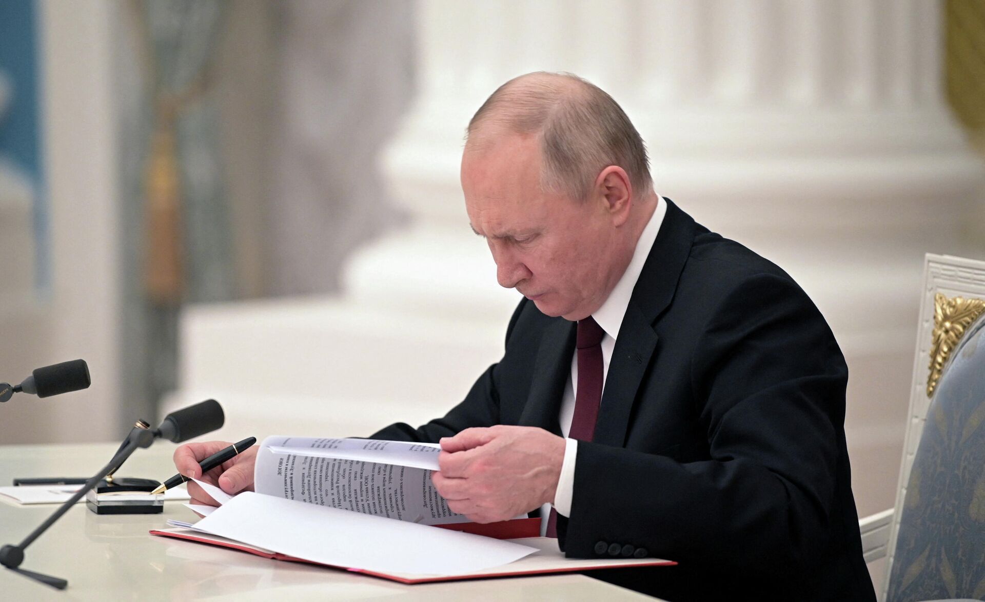 Presidente russo, Vladimir Putin, assina documentos, inclusive decretos sobre reconhecimento das repúblicas de Donbass como entidade independentes, durante cerimônia em Moscou, Rússia, 21 de fevereiro de 2022 - Sputnik Brasil, 1920, 22.02.2022