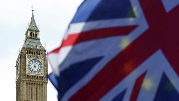 Bandeiras do Reino Unido e da União Europeia (esta no fundo) fora das Casas do Parlamento em Londres, Inglaterra, Reino Unido, 9 de fevereiro de 2022 - Sputnik Brasil