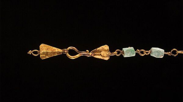 Colar ou pulseira feita de laços de filigrana dourada de duplo fio ligados com pérolas poliédricas facetadas de verniz - Sputnik Brasil