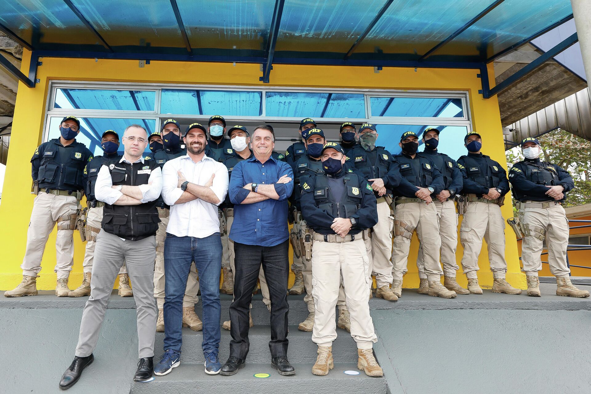 Visita ao Posto da Polícia Rodoviária Federal em São Paulo. Na foto, ao meio, presidente Jair Bolsonaro, seu filho deputado Eduardo Bolsonaro à esquerda e em primeiro André Mendonça, ministro do STF, 20 de setembro de 2020 - Sputnik Brasil, 1920, 22.02.2022