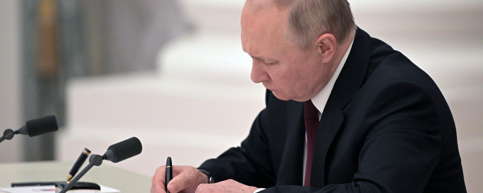 Vladimir Putin, presidente da Rússia, assina decretos que reconhecem a independência das repúblicas populares de Donetsk e Lugansk, 21 de fevereiro de 2022 - Sputnik Brasil, 1920, 22.02.2022