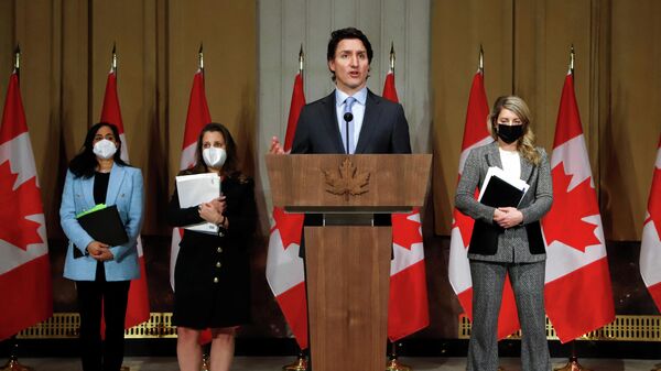 Em Ottawa, o primeiro-ministro do Canadá, Justin Trudeau, fala durante coletiva de imprensa sobre a crise na Ucrânia, ao lado da vice-premiê e ministra das Finanças, Chrystia Feeland, além das ministas da Defesa, Anita Anand, e das Relações Exteriores, Melanie Joly, em 22 de fevereiro de 2022 - Sputnik Brasil