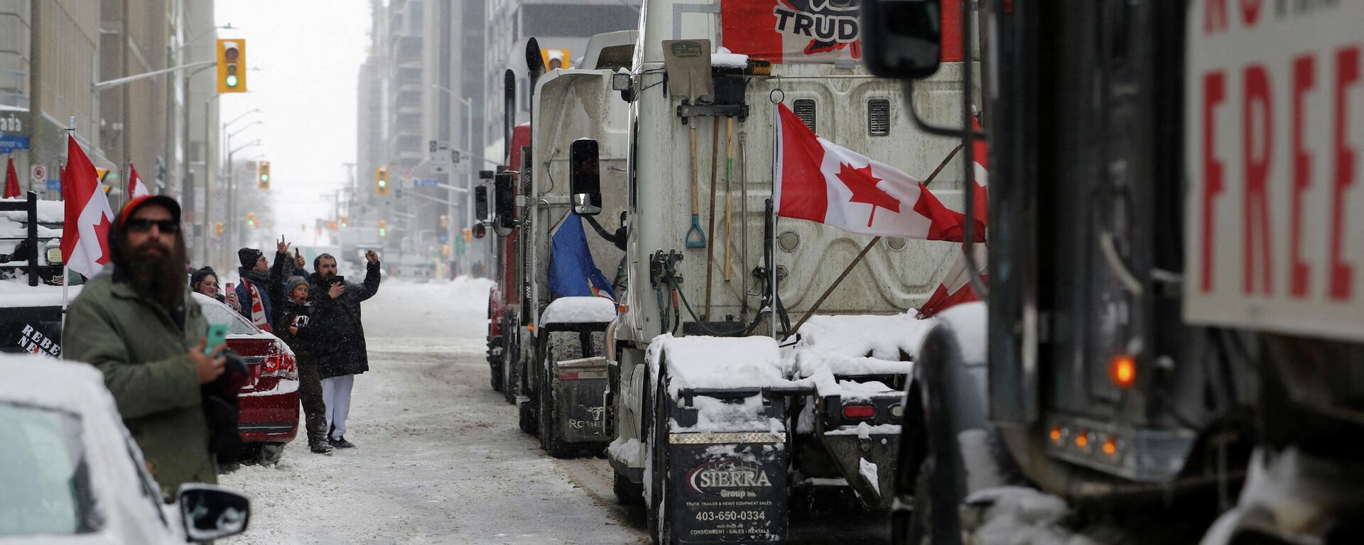 Em Ottawa, caminhoneiros manifestantes deixam o centro da cidade após a polícia encerrar protesto contra medidas de controle da COVID-19, 19 de fevereiro de 2022 - Sputnik Brasil, 1920, 23.02.2022