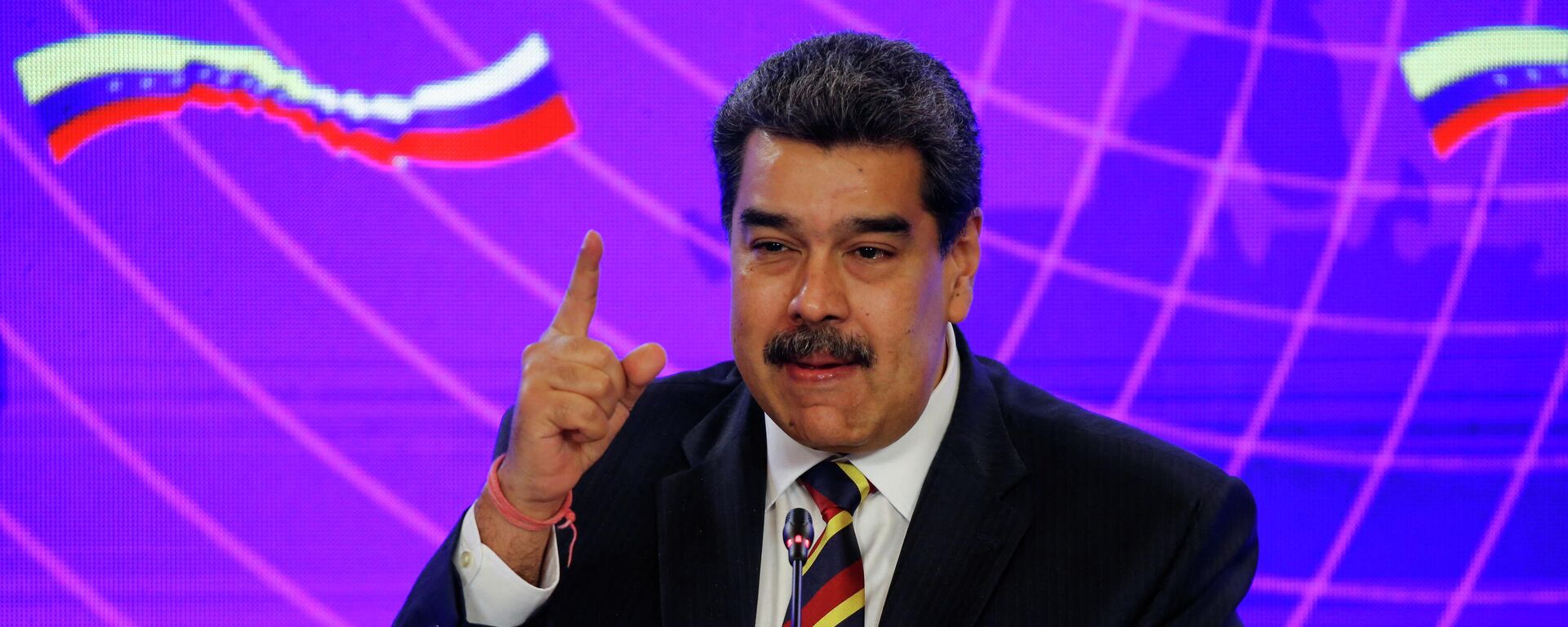 Em Caracas, o presidente venezuelano, Nicolás Maduro, fala ao lado do vice-premiê da Rússia, Yuri Borisov, após a assinatura de acordos bilaterais entre os países, em 16 de fevereiro de 2022 - Sputnik Brasil, 1920, 23.02.2022