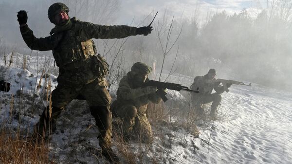 Militares das Forças Armadas da Ucrânia participam de um exercício perto de Kiev, 25 de dezembro de 2021. - Sputnik Brasil