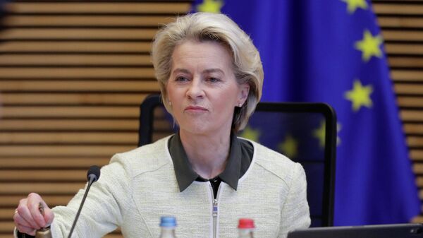A presidente da Comissão Europeia, Ursula von der Leyen, toca um sino no início de uma reunião do grupo, Bruxelas, 23 de fevereiro de 2022. - Sputnik Brasil