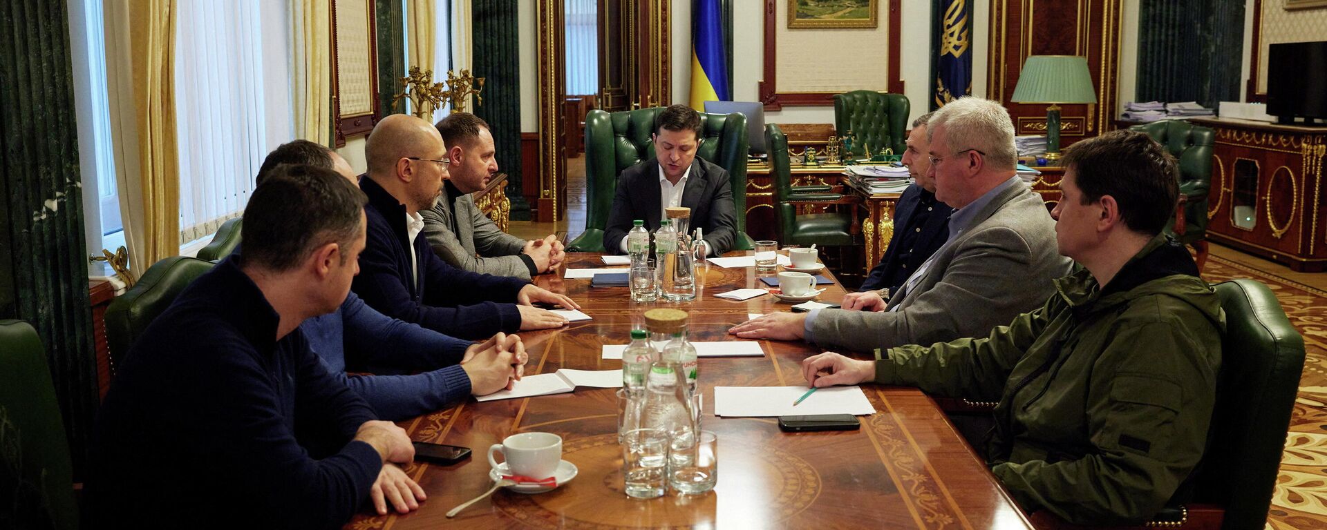 O presidente ucraniano Vladimir Zelensky preside reunião urgente com liderança do governo, representantes do setor de defesa e do bloco econômico, em Kiev, Ucrânia, 24 de fevereiro de 2022 - Sputnik Brasil, 1920, 24.02.2022