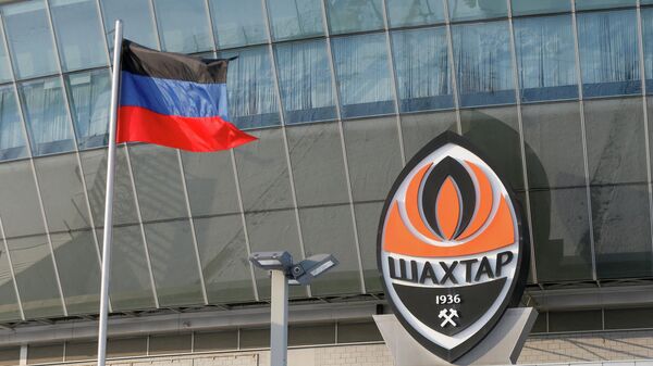 Emblema do clube de futebol Shakhtar Donetsk junto com a bandeira da República Popular de Donetsk - Sputnik Brasil