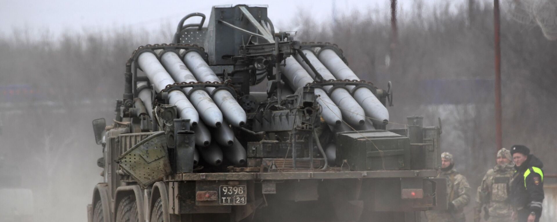 Veículo do Exército russo para transporte de munições para lançadores múltiplos de foguetes em Armyansk, Crimeia, 24 de fevereiro de 2022. - Sputnik Brasil, 1920, 18.06.2024