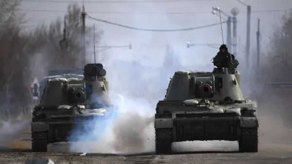 Obuseiros autopropulsados Akastiya das Forças Armadas da Rússia em Armyansk, Crimeia, 24 de fevereiro de 2022. Obuseiros autopropulsados Akastiya das Forças Armadas da Rússia em Armyansk, Crimeia, 24 de fevereiro de 2022. - Sputnik Brasil
