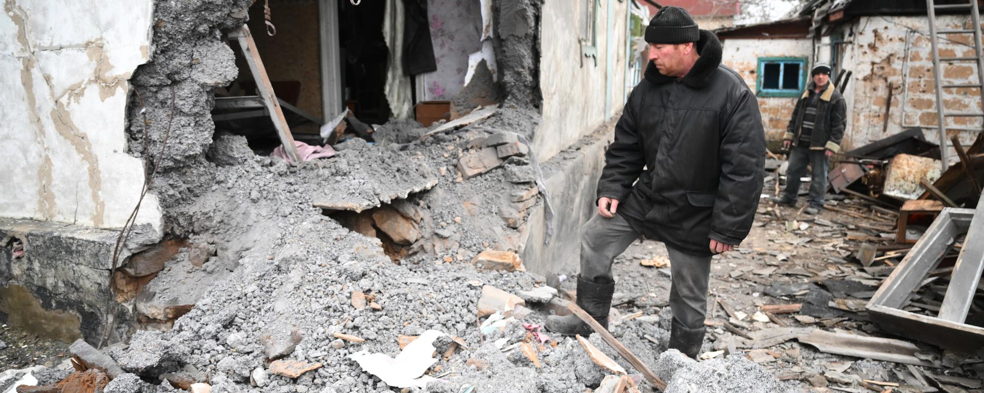 Homem perto de uma casa destruída após bombardeio em Gorlovka, República Popular de Donetsk, 24 de fevereiro de 2022 Homem perto de uma casa destruída após bombardeio em Gorlovka, República Popular de Donetsk, 24 de fevereiro de 2022 - Sputnik Brasil, 1920, 14.04.2022