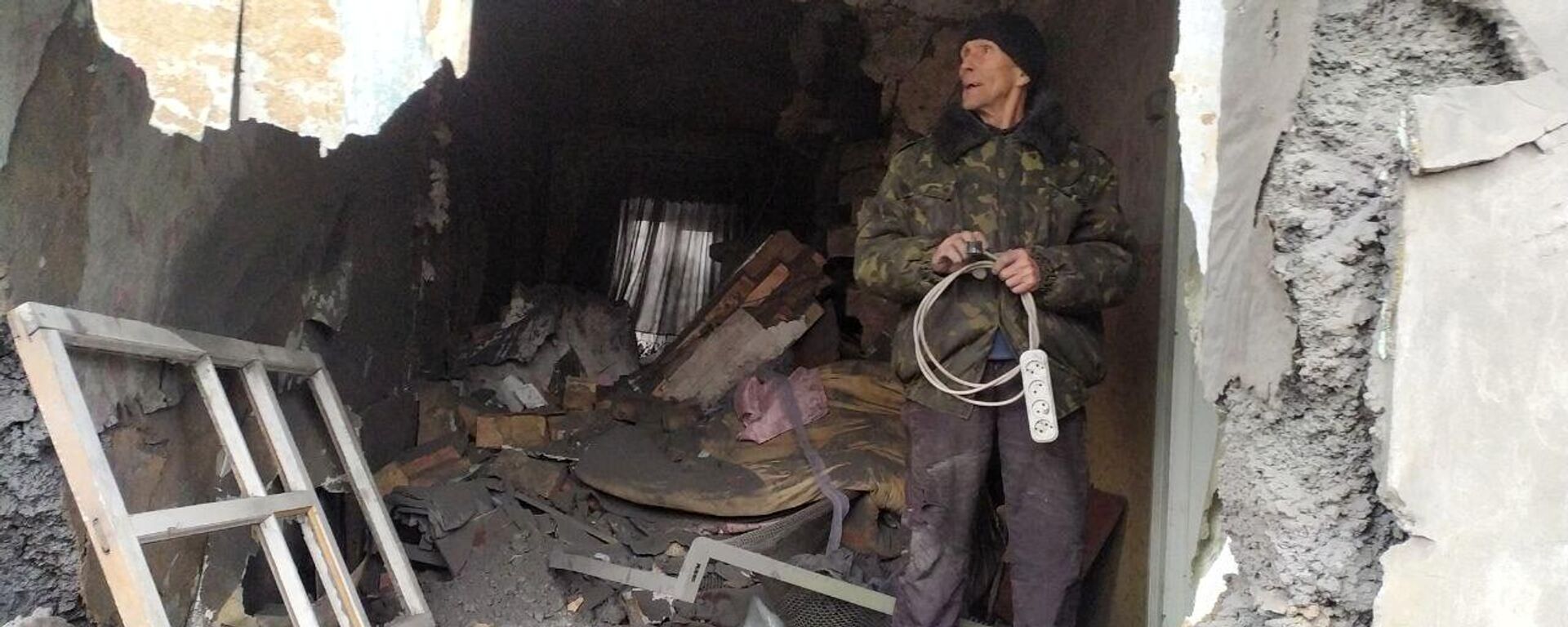 Morador de Gorlovka, na República Popular de Donetsk (RPD), em casa destruída por bombardeios de lançadores múltiplos de foguetes BM-21 Grad - Sputnik Brasil, 1920, 04.07.2022