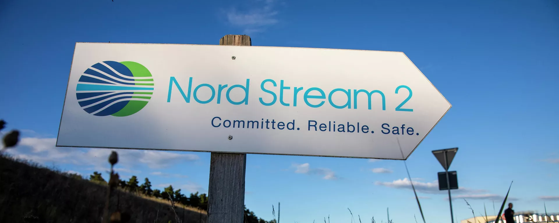 Placa de trânsito direcionando o tráfego para a entrada da instalação de desembarque da linha de gás Nord Stream 2 em Lubmin, nordeste da Alemanha - Sputnik Brasil, 1920, 24.02.2022
