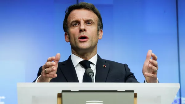 Em Bruxelas, na Bélgica, o presidente francês, Emmanuel Macron, discursa durante uma coletiva de imprensa após reunião especial do Conselho Europeu, em 25 de fevereiro de 2022 Em Bruxelas, na Bélgica, o presidente francês, Emmanuel Macron, discursa durante uma coletiva de imprensa após reunião especial do Conselho Europeu, em 25 de fevereiro de 2022 - Sputnik Brasil