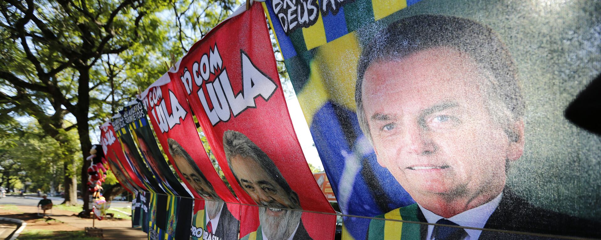 Vendedor ambulante vende toalhas com fotos do presidente Jair Bolsonaro (PL) e do ex-presidente Luiz Inácio Lula da Silva (PT) em Foz do Iguaçu (PR), em 11 de fevereiro de 2022 - Sputnik Brasil, 1920, 06.10.2022