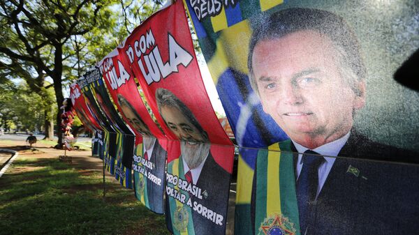 Vendedor ambulante vende toalhas com fotos do presidente Jair Bolsonaro (PL) e do ex-presidente Luiz Inácio Lula da Silva (PT) em Foz do Iguaçu (PR), em 11 de fevereiro de 2022 - Sputnik Brasil
