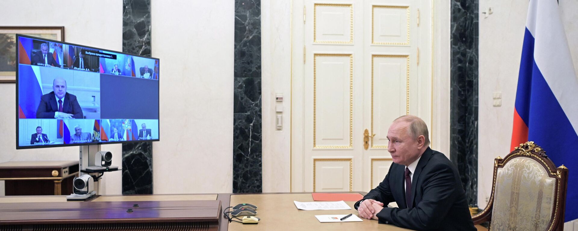 O presidente russo, Vladimir Putin, preside reunião com membros do Conselho de Segurança por meio de um link de vídeo em Moscou, Rússia, em 25 de fevereiro de 2022 - Sputnik Brasil, 1920, 25.02.2022
