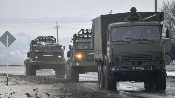 Coluna de equipamento militar russo na estrada junto à fronteira com a Ucrânia na região de Belgorod, 26 de fevereiro de 2021 Coluna de equipamento militar russo na estrada junto à fronteira com a Ucrânia na região de Belgorod, 26 de fevereiro de 2021 - Sputnik Brasil