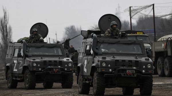 Militares das Forças Armadas russas em automóveis blindados Rys em Armyansk, República da Crimeia, Rússia - Sputnik Brasil