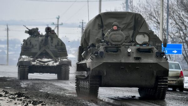 Veículos militares russos se movem em uma estrada perto da fronteira com a Ucrânia na região de Belgorod, Rússia - Sputnik Brasil
