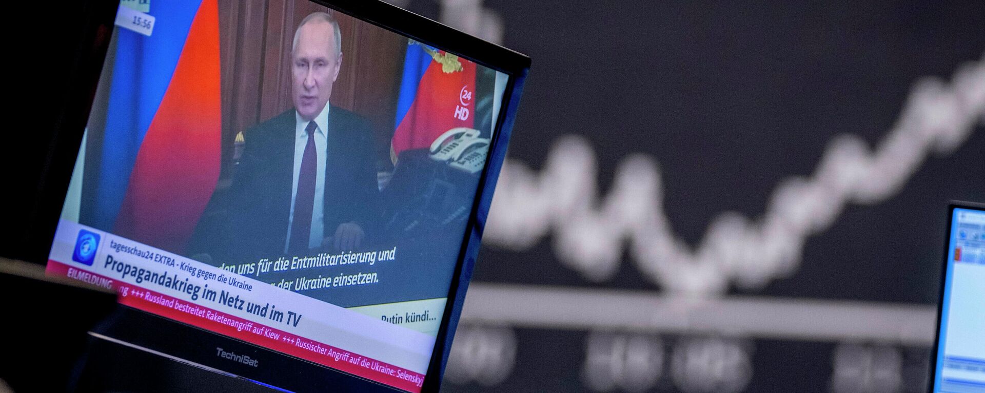 O presidente da Rússia, Vladimir Putin, aparece em uma tela de televisão no mercado de ações em Frankfurt, Alemanha, sexta-feira, 25 de fevereiro de 2022 - Sputnik Brasil, 1920, 26.02.2022