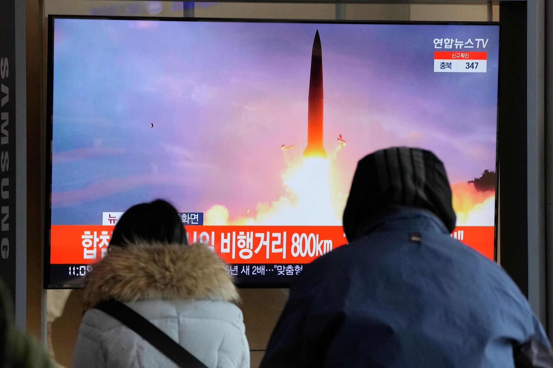 Pessoas assistem a lançamento de míssil da Coreia do Norte pela TV - Sputnik Brasil, 1920, 16.04.2022