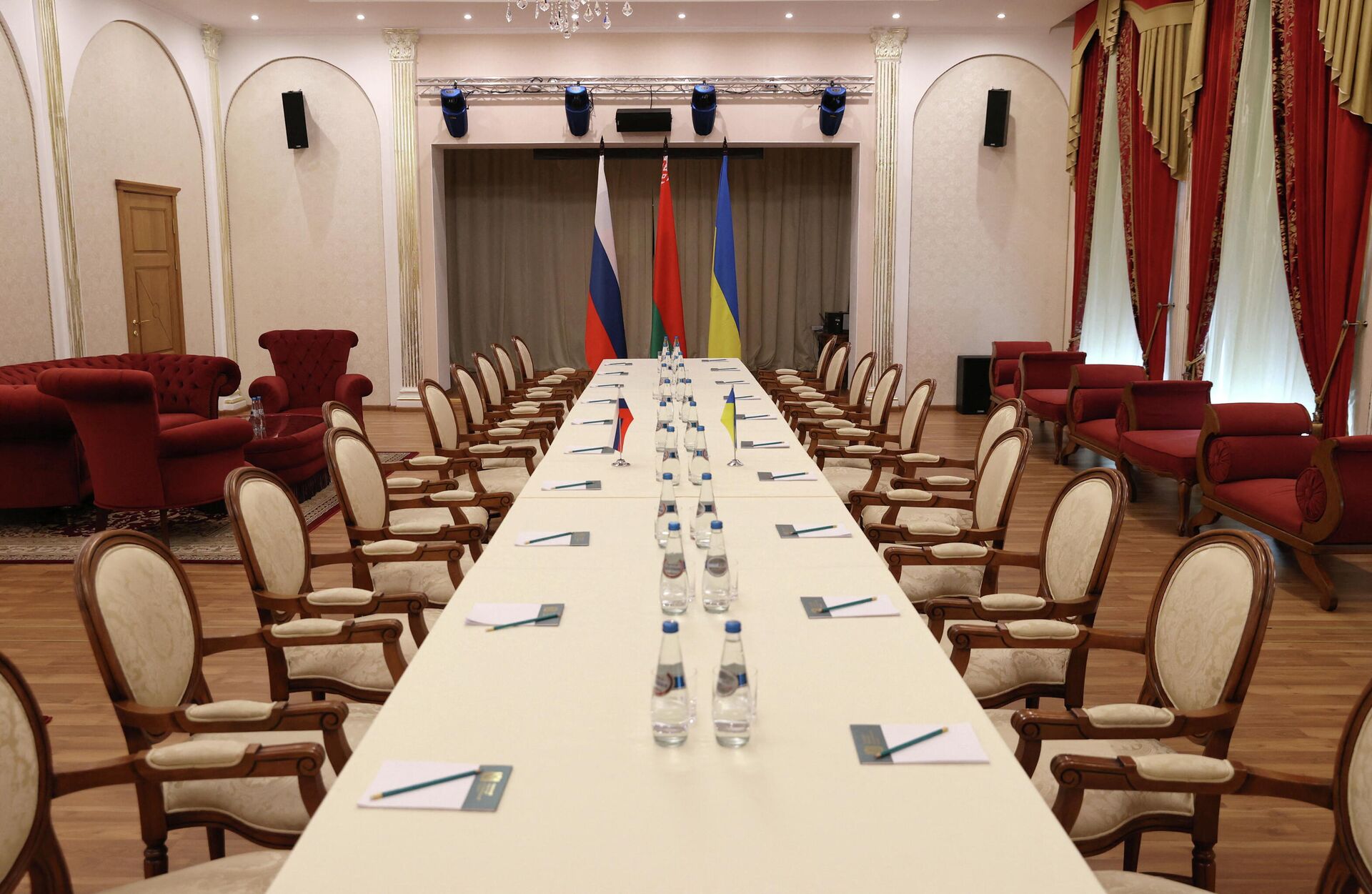 Foto da sala onde será realizada a reunião entre representantes da Rússia e da Ucrânia, Gomel, Belarus, 28 de fevereiro de 2022 - Sputnik Brasil, 1920, 03.03.2022