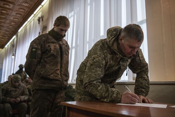 Militar do Exército da Ucrânia que entregou as armas voluntariamente assina declaração de não participação de ações militares na República Popular de Lugansk - Sputnik Brasil