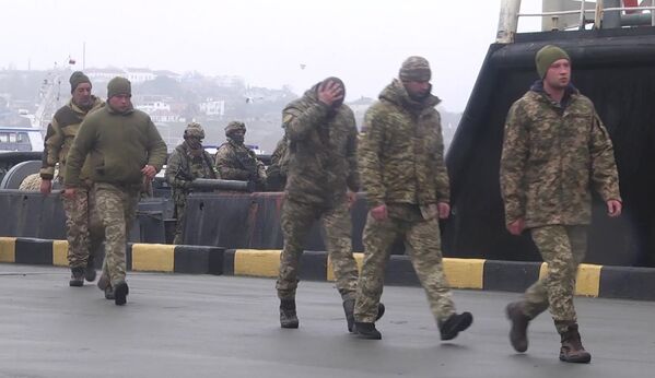 Militares da Ucrânia que se renderam (no primeiro plano) em Sevastopol, Rússia - Sputnik Brasil