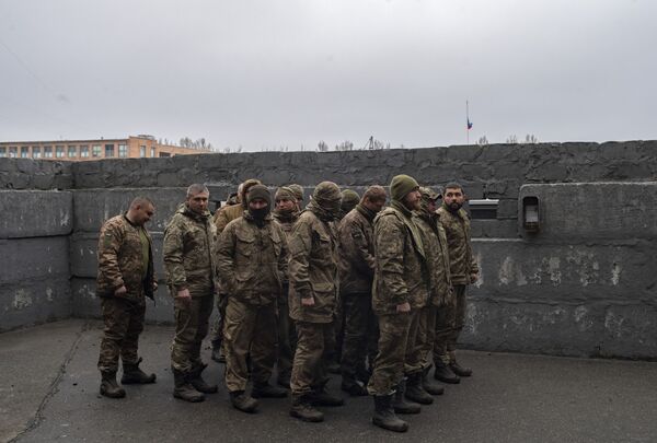 Grupo de militares da Ucrânia que se rendeu em Lugansk - Sputnik Brasil