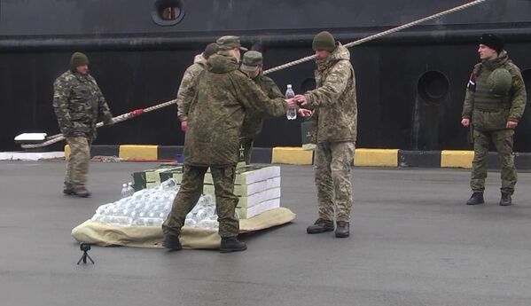 Militares das Forças Armadas da Ucrânia que se renderam recebem pacotes individuais de refeições e água engarrafada em Sevastopol, Rússia - Sputnik Brasil