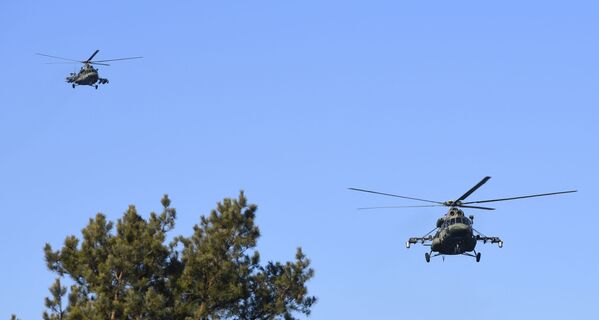 Helicópteros com membros da delegação de Kiev chegam ao local das negociações, Gomel, Belarus, 28 de fevereiro de 2022. - Sputnik Brasil