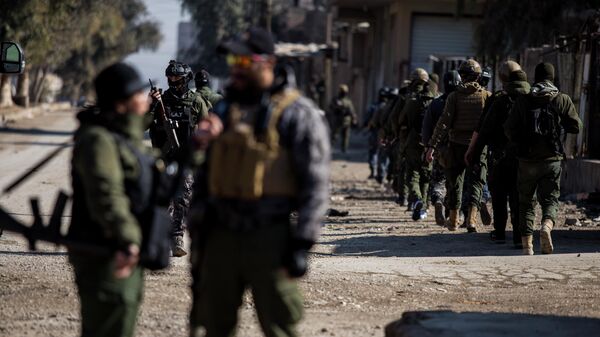 Soldados das Forças Democráticas da Síria (SDF, na sigla em inglês), apoiadas pelos EUA, procuram militantes do Estado Islâmico-Khorasan (EI-K) (organização terrorista proibida na Rússia e em vários outros países), em Hassakeh, na Síria, em 28 de janeiro de 2022 - Sputnik Brasil