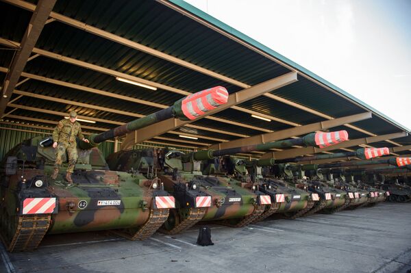 Militar das Forças Armadas da Alemanha prepara tanque com obuseiro montado Panzerhaubitze 2000 em hangar na Caserna de Hinderburg em Munster, 14 de fevereiro de 2022 - Sputnik Brasil