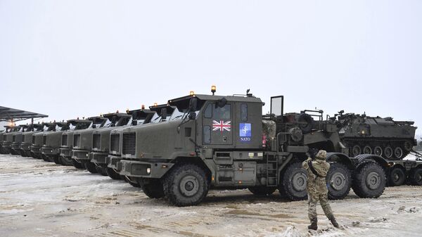 Tanques em plataformas de caminhões militares do Reino Unido, com tropas e equipamento militar, chegam à base da OTAN em Tapa, na Estônia, em 25 de fevereiro de 2022 (foto de arquivo) - Sputnik Brasil
