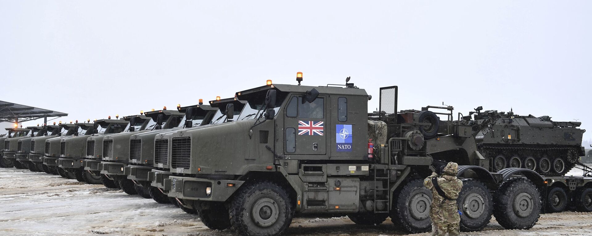 Tanques em plataformas de caminhões militares do Reino Unido, com tropas e equipamento militar, chegam à base da OTAN em Tapa, Estônia, 25 de fevereiro de 2022 - Sputnik Brasil, 1920, 21.06.2023