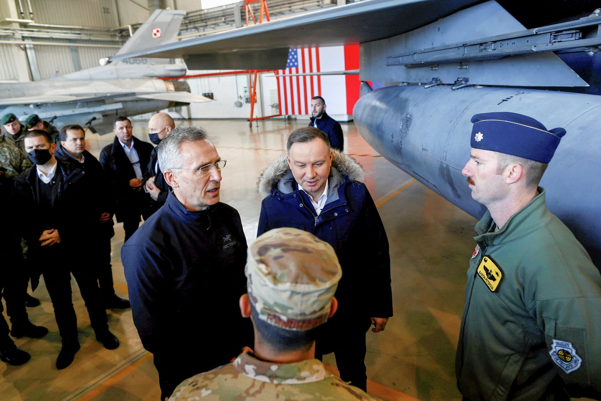 O secretário-geral da OTAN Jens Stoltenberg e o presidente polonês Andrzej Duda conversam com militares durante sua visita à Base Aérea de Lask, Polônia, em 1º de março de 2022 - Sputnik Brasil, 1920, 01.03.2022