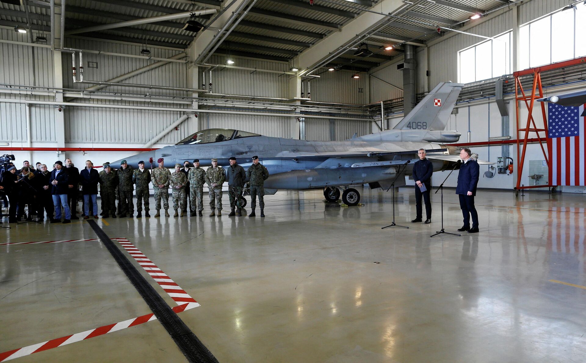 O secretário-geral da OTAN, Jens Stoltenberg, e o presidente polonês, Andrzej Duda, realizam uma entrevista coletiva na Base Aérea de Lask, Polônia, em 1º de março de 2022 - Sputnik Brasil, 1920, 01.03.2022