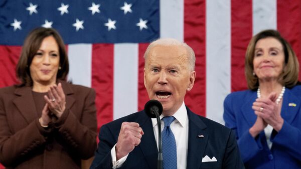 Presidente dos EUA, Joe Biden, faz o Discurso sobre o Estado da União no Congresso, com presença da vice-presidente, Kamala Harris, e da presidente da Câmara, Nancy Pelosi, em 1º de março de 2022 - Sputnik Brasil