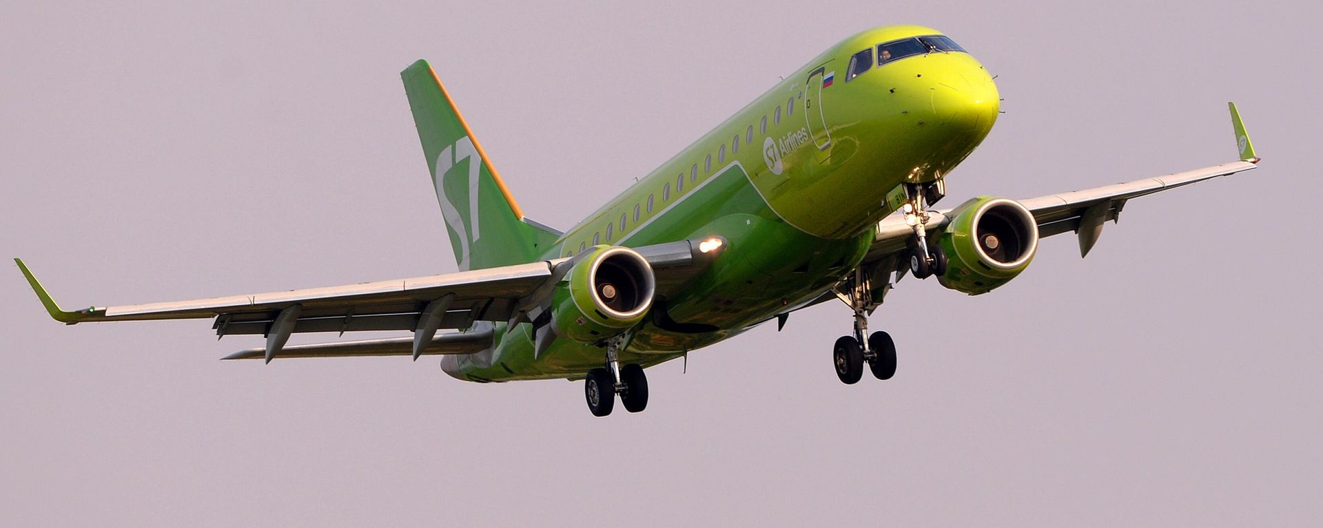 Avião Embraer E170SU da companhia aérea russa S7 Avião Embraer E170SU da companhia aérea russa S7 - Sputnik Brasil, 1920, 18.09.2026